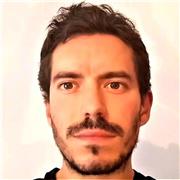 Licenciado en Filología Hispánica, con Máster de Profesorado, titulación acreditada por el Cervantes, y experiencia como profesor de Lengua y Literatura y de ELE